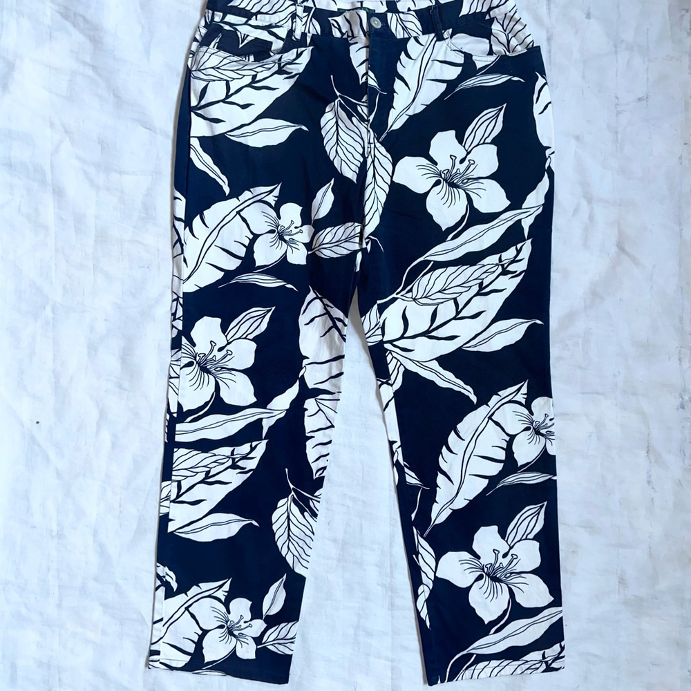 EUC Women’s 16 Lauren Ralph Lauren Floral Print Cropped Cotton Pants Navy/White